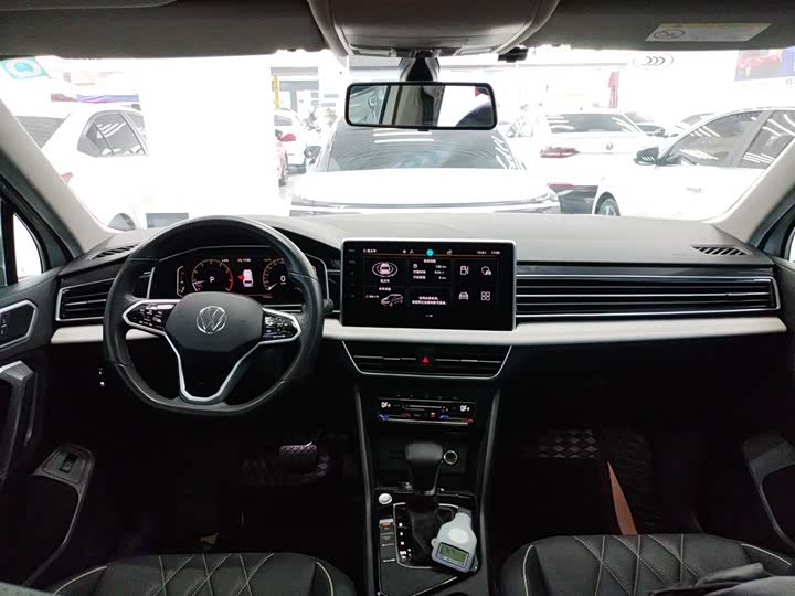 Фото 10 - Volkswagen Tiguan L Pro