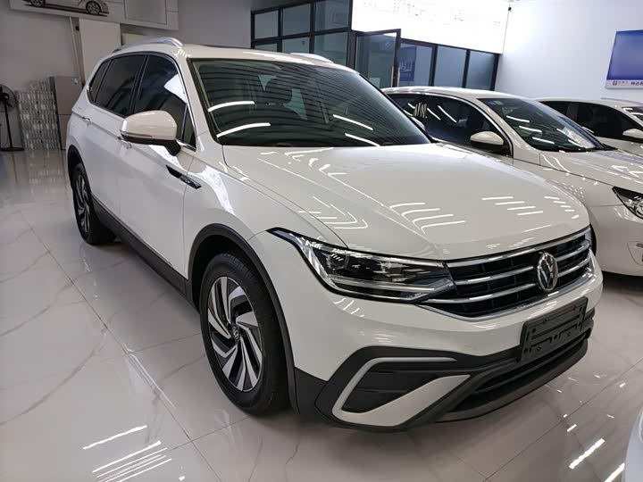 Фото 4 - Volkswagen Tiguan L Pro