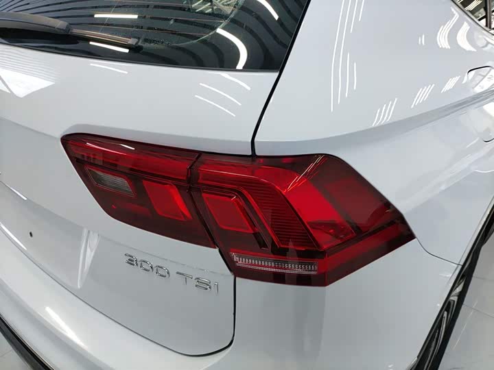 Фото 8 - Volkswagen Tiguan L Pro