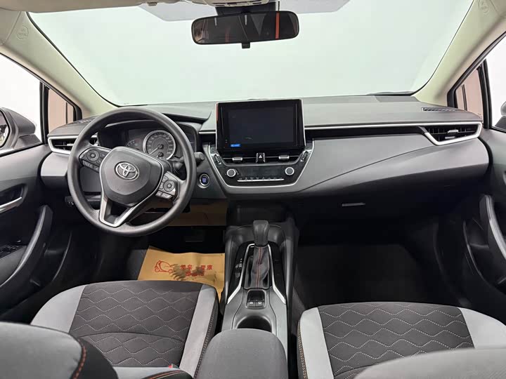 Фото 10 - Toyota Corolla