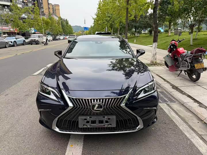 Фото 2 - Lexus ES