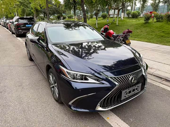 Фото 3 - Lexus ES