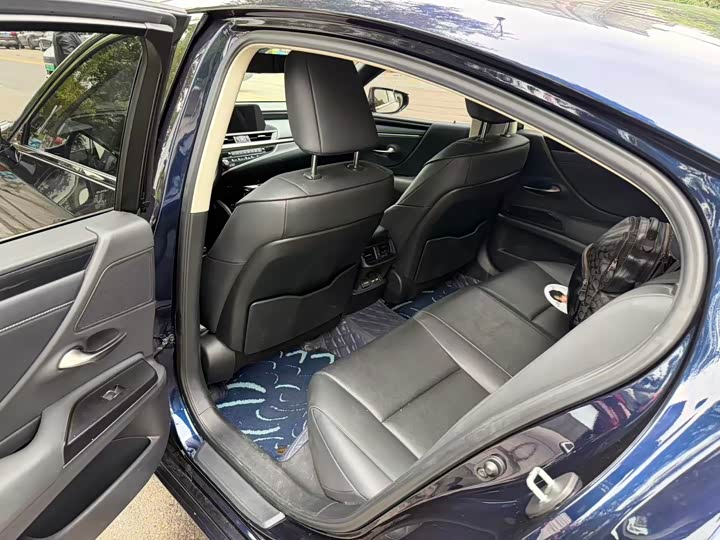 Фото 6 - Lexus ES