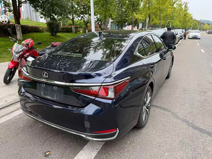 Фото 7 - Lexus ES