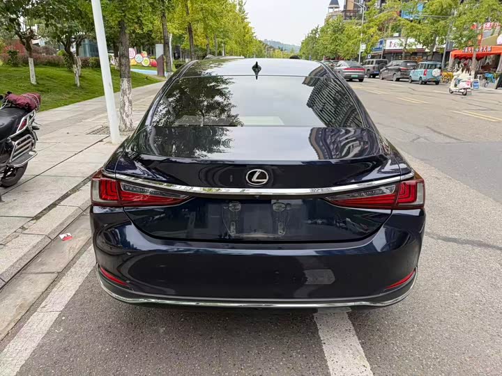 Фото 8 - Lexus ES