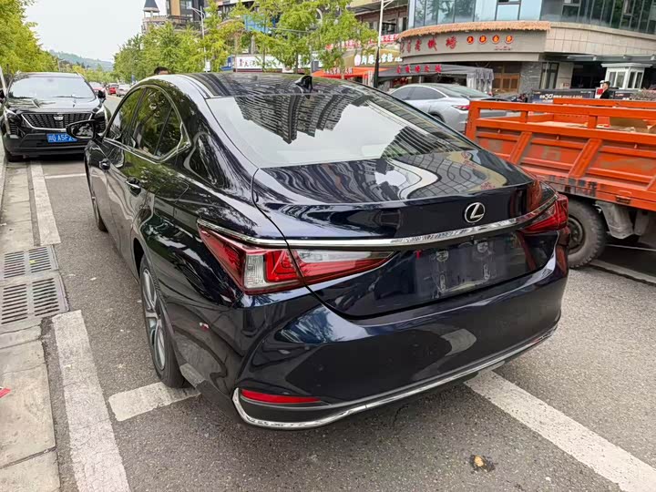 Фото 9 - Lexus ES