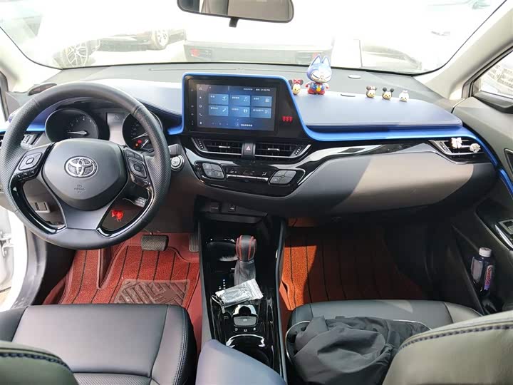 Фото 10 - Toyota C-HR