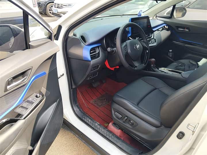 Фото 16 - Toyota C-HR