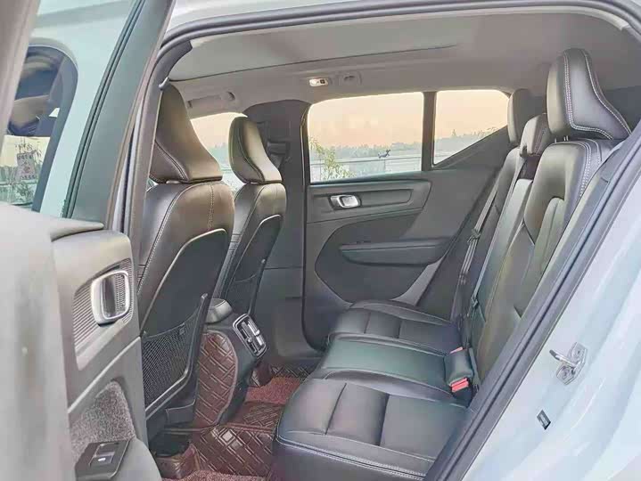 Фото 10 - Volvo XC40