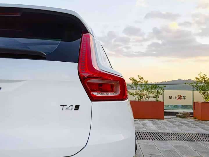 Фото 13 - Volvo XC40