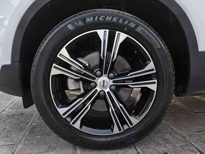 Фото 18 - Volvo XC40