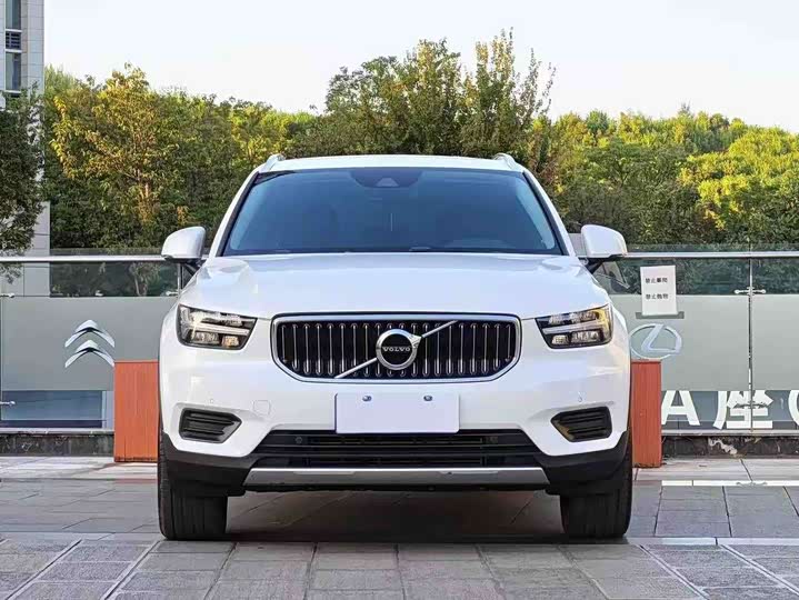 Фото 2 - Volvo XC40