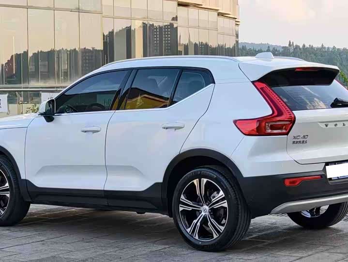 Фото 4 - Volvo XC40