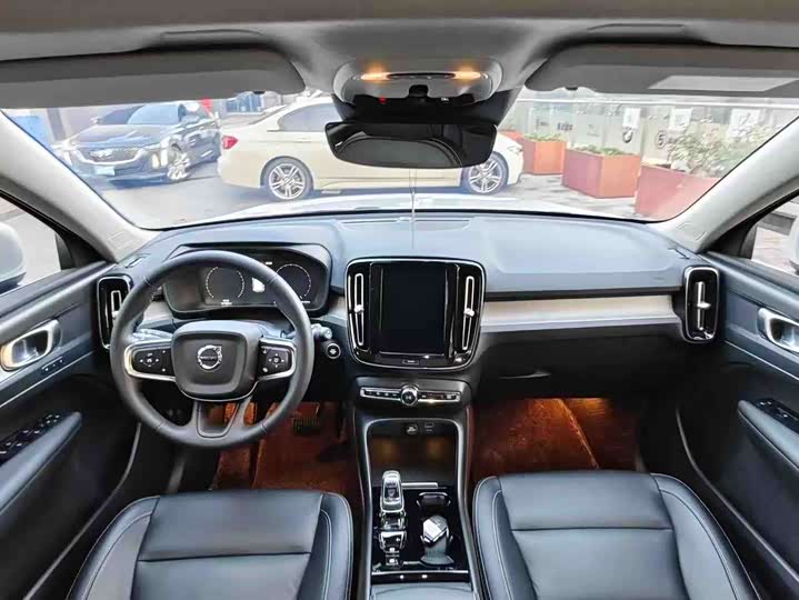 Фото 8 - Volvo XC40