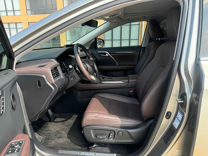 Фото 4 - Lexus RX