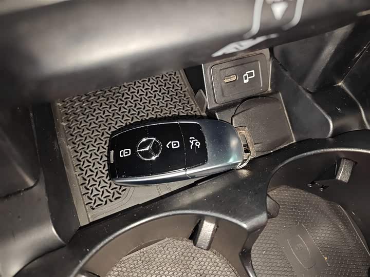 Фото 9 - Mercedes-Benz E-Class