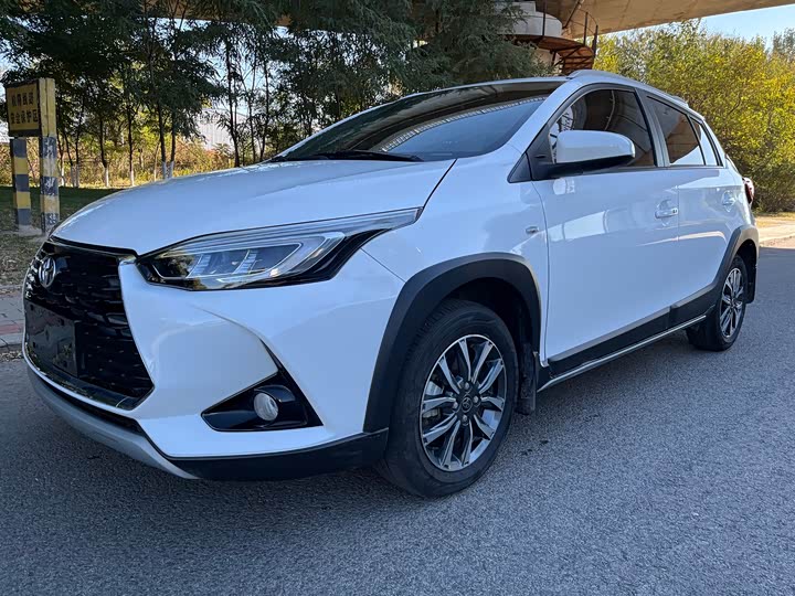 Фото 1 - Toyota Yaris L Hatchback