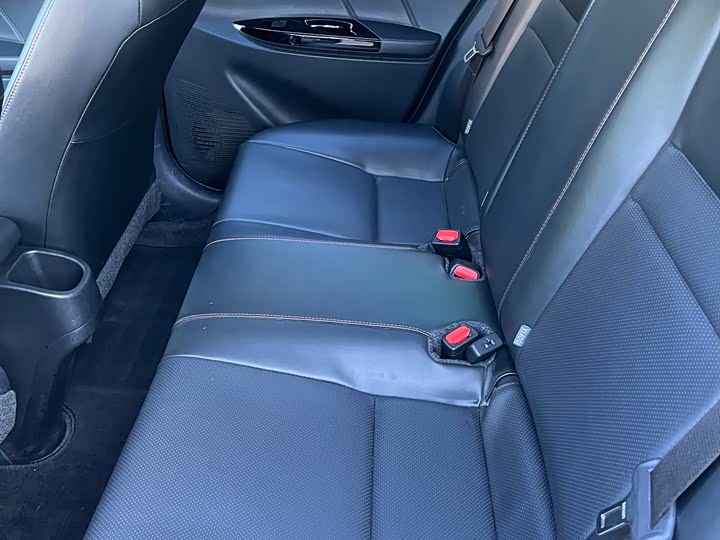 Фото 10 - Toyota Yaris L Hatchback