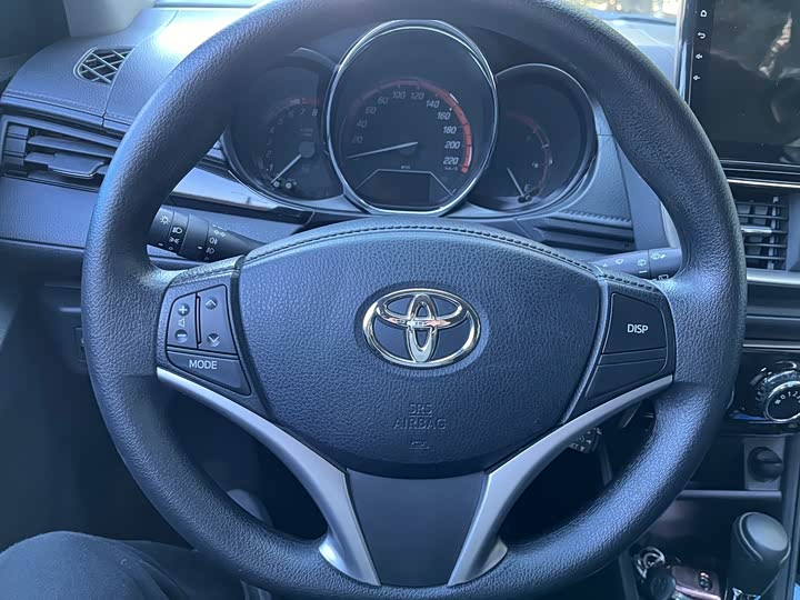 Фото 11 - Toyota Yaris L Hatchback