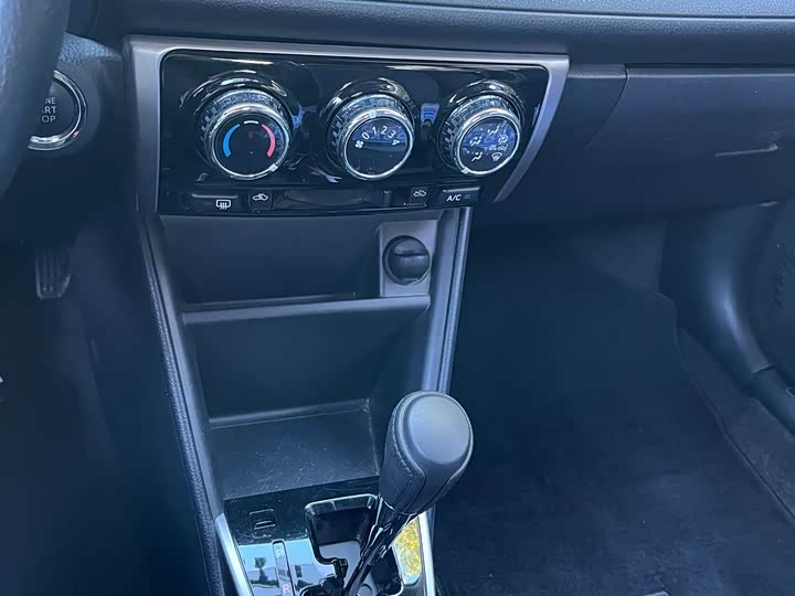 Фото 13 - Toyota Yaris L Hatchback