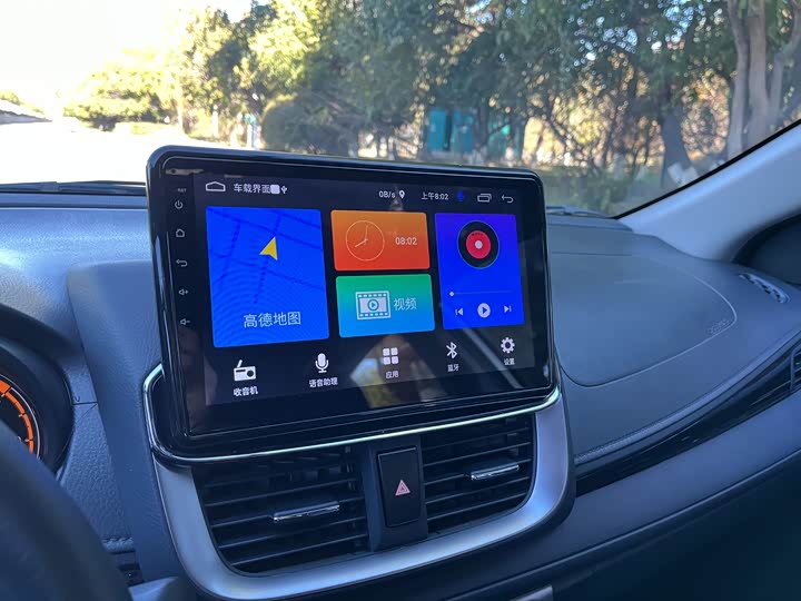 Фото 14 - Toyota Yaris L Hatchback