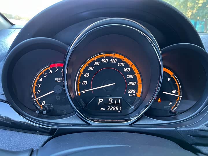 Фото 15 - Toyota Yaris L Hatchback