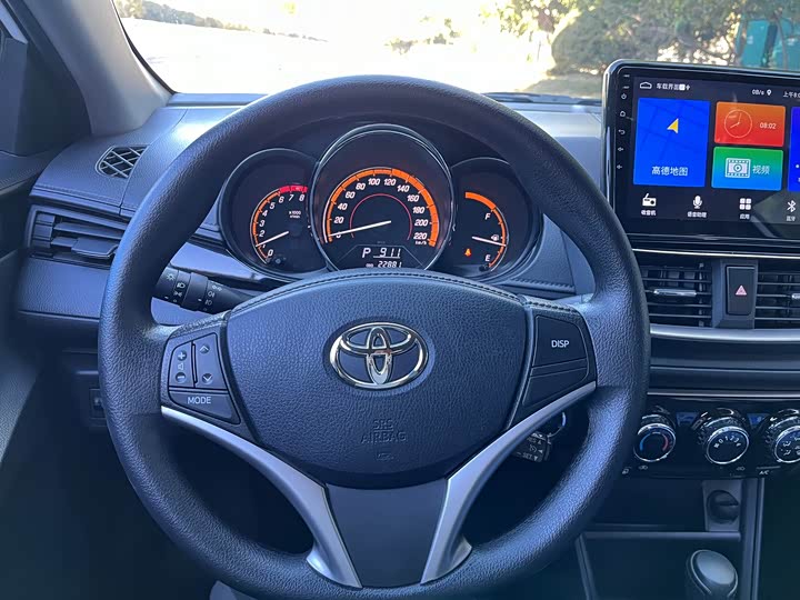 Фото 16 - Toyota Yaris L Hatchback