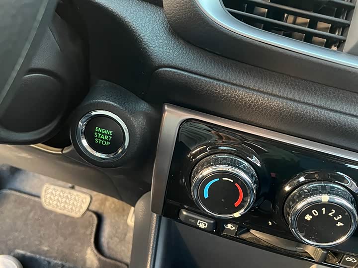 Фото 17 - Toyota Yaris L Hatchback