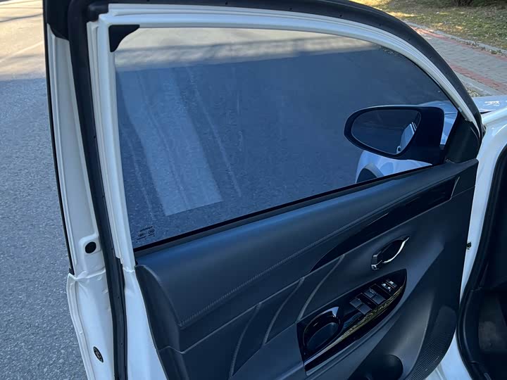 Фото 18 - Toyota Yaris L Hatchback