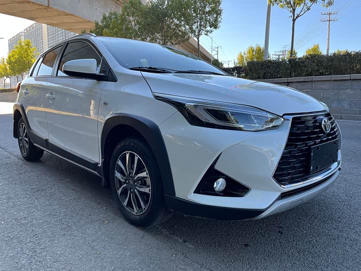 Фото 3 - Toyota Yaris L Hatchback