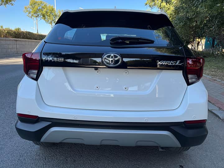 Фото 4 - Toyota Yaris L Hatchback