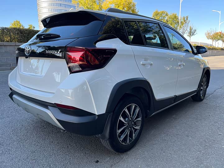 Фото 5 - Toyota Yaris L Hatchback