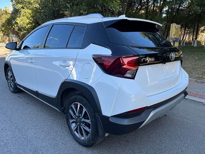 Фото 6 - Toyota Yaris L Hatchback