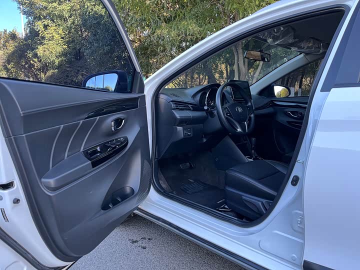 Фото 7 - Toyota Yaris L Hatchback