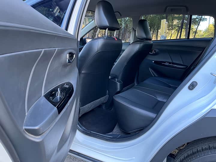 Фото 8 - Toyota Yaris L Hatchback