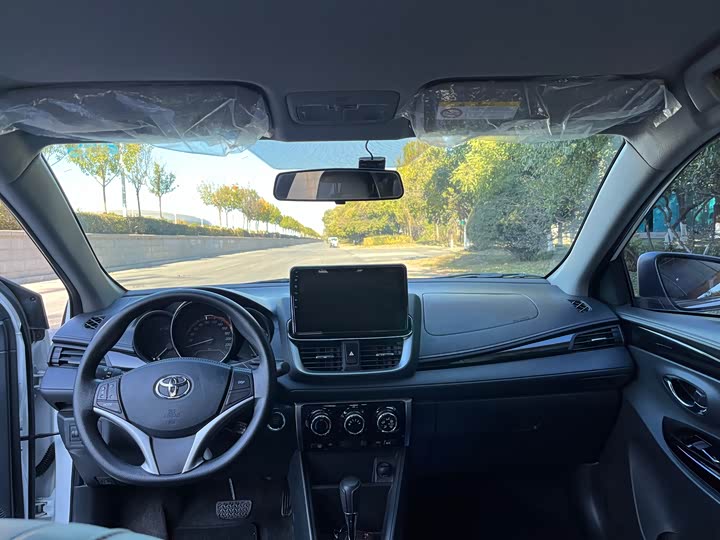 Фото 9 - Toyota Yaris L Hatchback