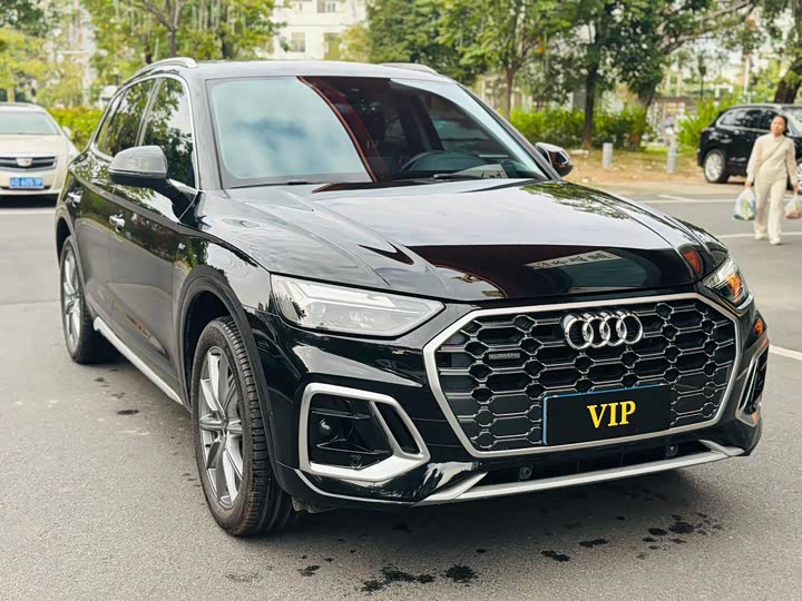 Фото 1 - Audi Q5L