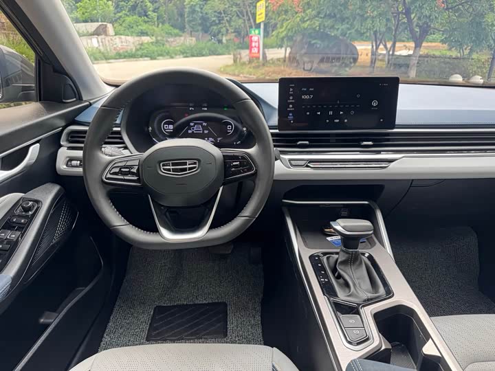 Фото 4 - Geely Emgrand