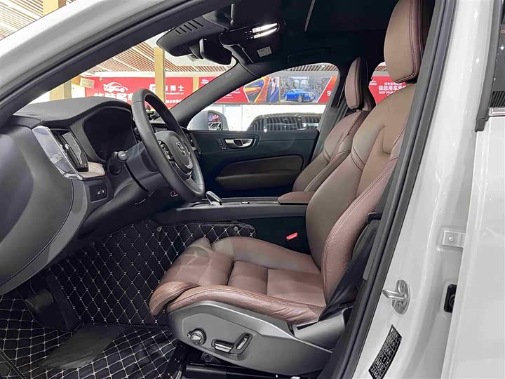 Фото 10 - Volvo XC60 Hybrid