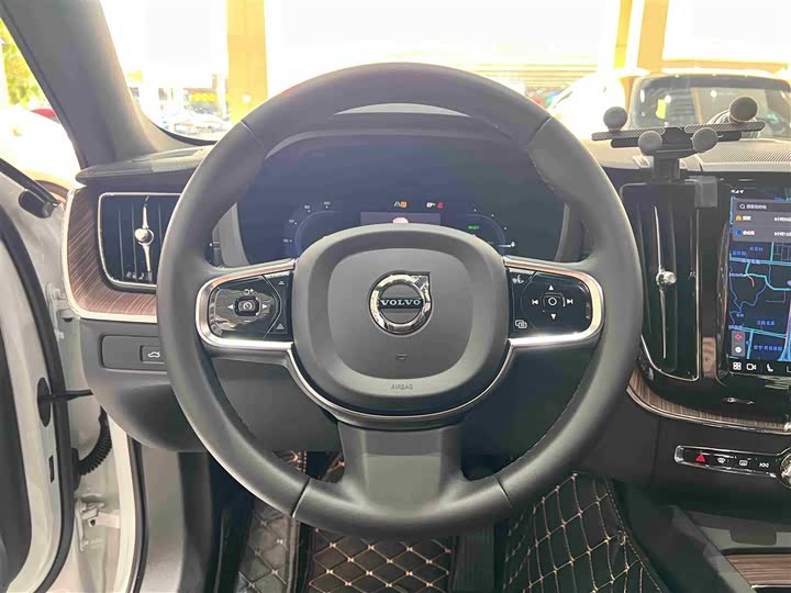 Фото 14 - Volvo XC60 Hybrid