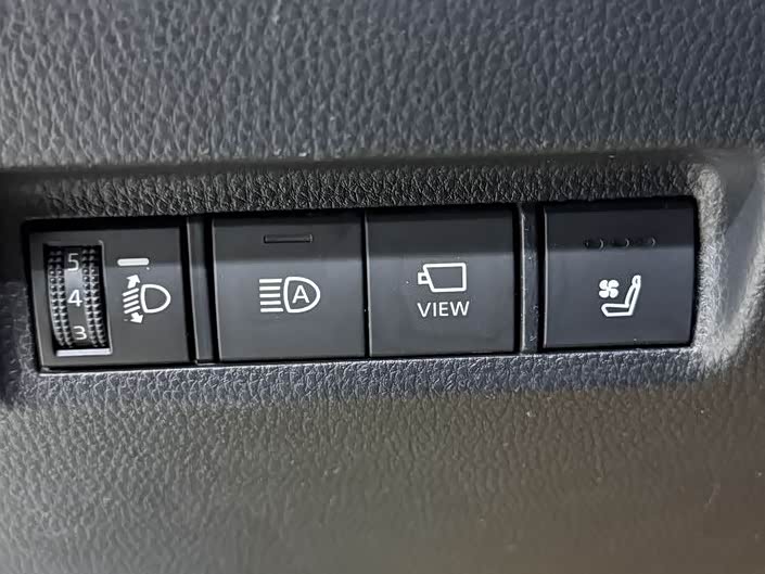 Фото 10 - Toyota RAV4