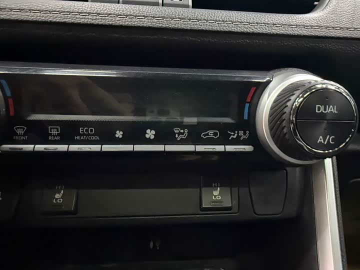 Фото 11 - Toyota RAV4