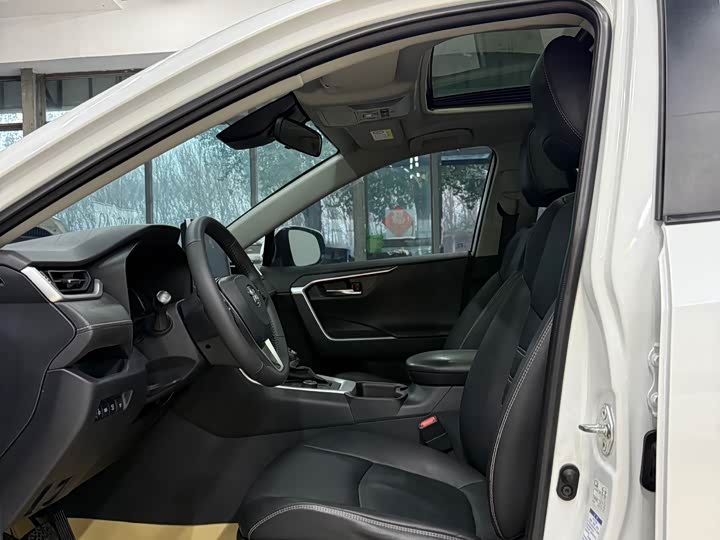 Фото 12 - Toyota RAV4