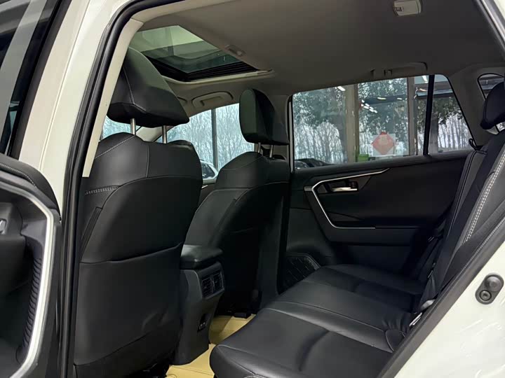 Фото 13 - Toyota RAV4