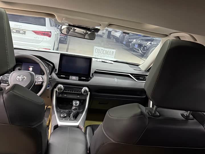 Фото 14 - Toyota RAV4