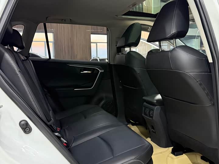 Фото 15 - Toyota RAV4