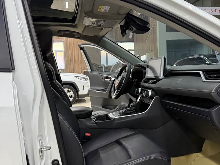 Фото 16 - Toyota RAV4