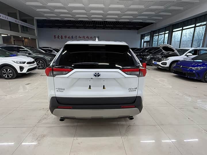 Фото 4 - Toyota RAV4