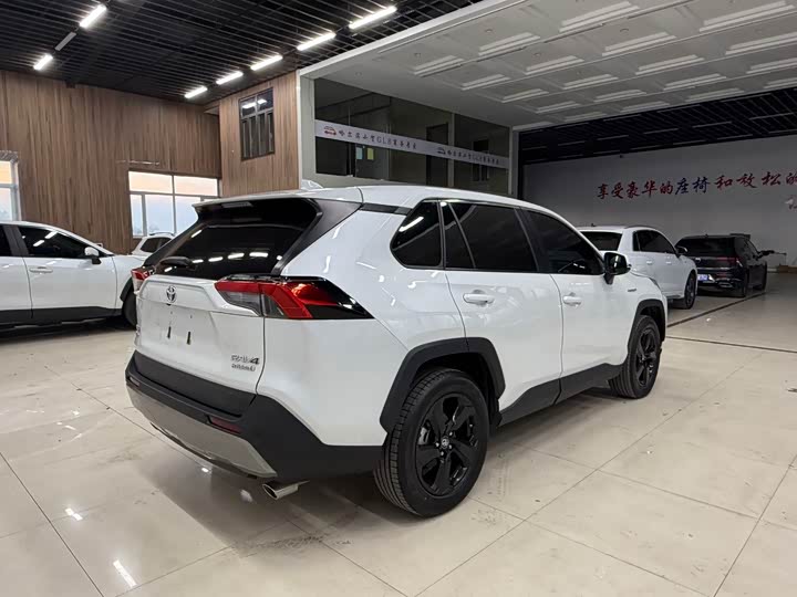 Фото 5 - Toyota RAV4