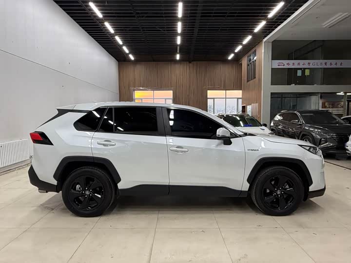 Фото 6 - Toyota RAV4